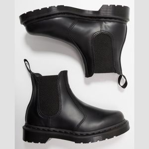 DR. MARTENS 2976 Mono Chelsea Boot in Black Smooth